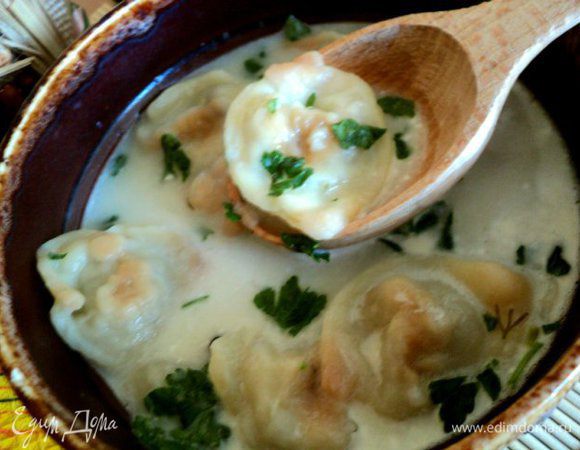 После чего кундюмы залить сметаной, выложить на тарелки. Подавать посыпав петрушкой. Приятного аппетита!