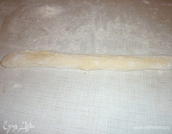 Рабочий стол присыпать мукой, начать лепить булочки.Оторвать кусочек теста,скатать длинный жгут.  