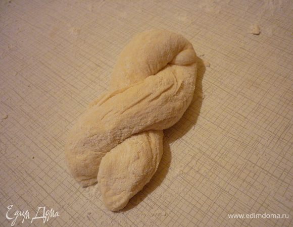 И скрутить. Булочки положить на противень, смазанный маслом и присыпанный мукой, накрыть и оставить на 1 час. Духовку разогреть до 200°С.