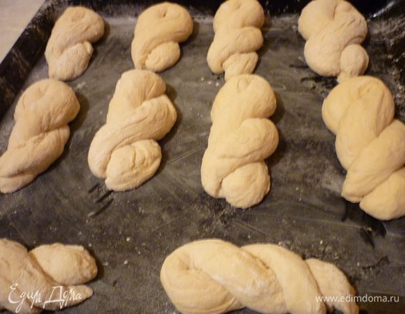 Перед выпеканием булочки присыпать мукой, выпекать 10-15 мин. (до золотистого цвета).