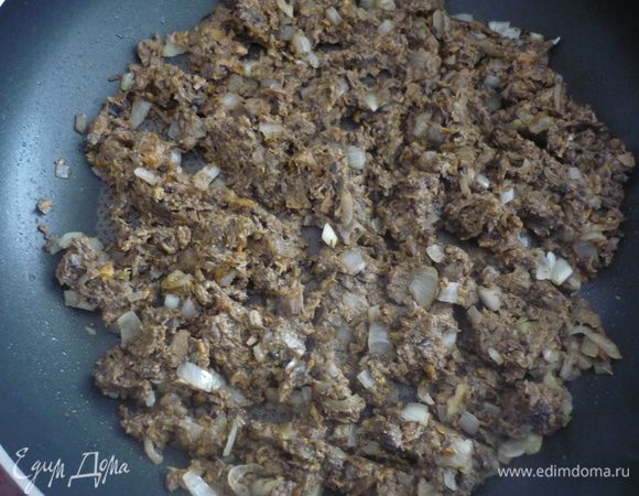 Лук мелко нарезать, обжарить с добавлением раст.масла. Добавить измельчённые грибы и тушить минут 10-15.