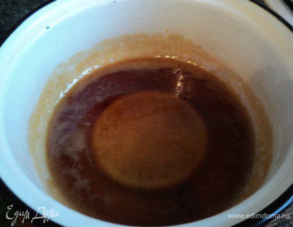 Для карамели высыпать сахар в сковороду ( я готовила прямо в кастрюльке, в которой выпекала торт), добавить воду и на небольшом огне довести сироп до золотистого цвета и карамелизации. Карамель не мешать, а только слегка потряхивать емкость. Готовую карамель снять с огня и отставить.