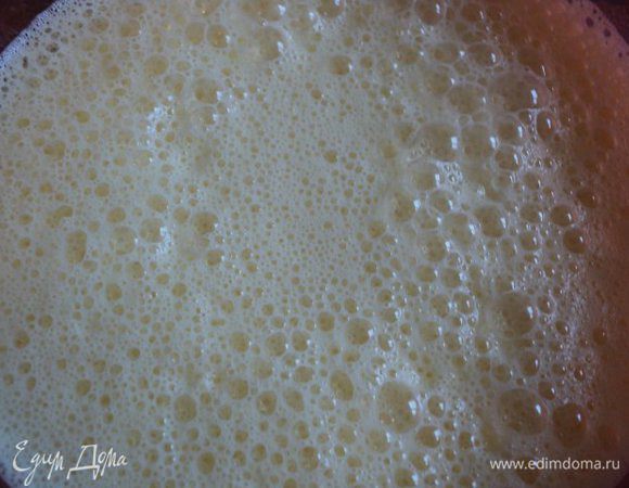  Для крем-брюле  все ингредиенты смешиваем в одной емкости и взбиваем миксером на высокой скорости.