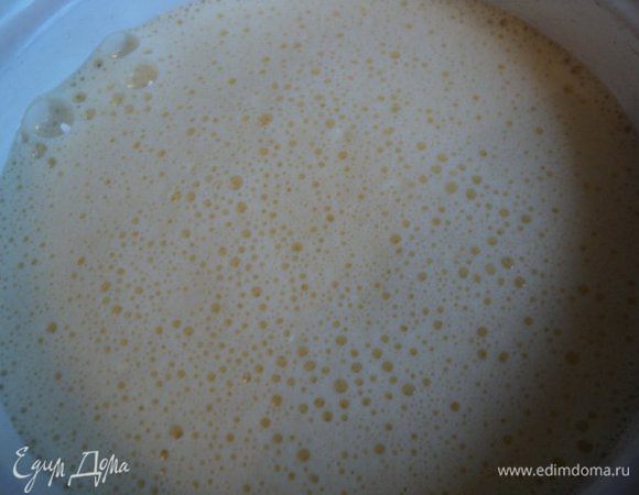 В кастрюльку с застывшей карамелью вливаем крем-брюле.