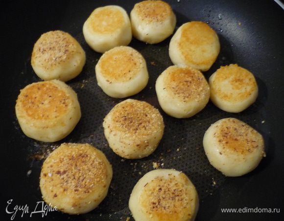 Придать форму котлеток и слегка обжарить. Для деток маленькие.