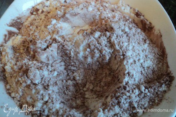 Готовим кексовый слой: муку смешиваем с ванильным сахаром, какао, разрыхлителем теста.