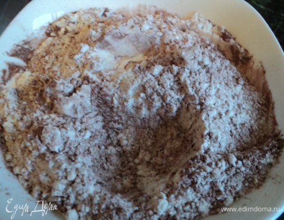Готовим кексовый слой: муку смешиваем с ванильным сахаром, какао, разрыхлителем теста.