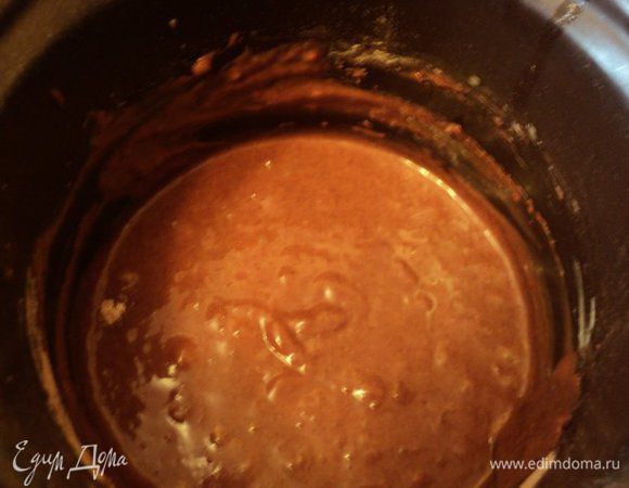 Яйцо взбиваем с сахаром, постепенно добавляем растительное масло, продолжая взбивать, и горячее молоко. Затем постепенно всыпаем мучную смесь, размешивая ложкой.