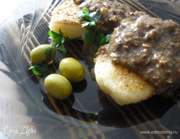 Подавать котлетки, полив грибной икрой и украсив оливками и зеленью.