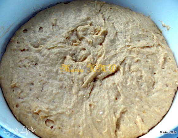 В теплом молоке разведем дрожжи. Сахар, соль, яйца, растопленное слив. масло, сметану соединить, тщательно вымешать лопаткой. Смешать дрожжи, молоко и полученную смесь. Просеяв и постепенно добавляя муку, замесить однородное тесто. Дать в течении одного часа тесту подойти. Обмять тесто и дать ему второй раз подойти.