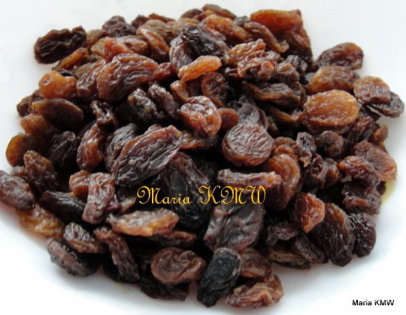 В это время промыть изюм, залить его кипятком или чаем. После обсушить и выложить в чашку для дальнейшего употребления в тесто.