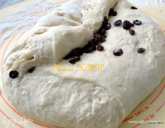 Добавить промытый изюм, еще раз вымешать. Тесто получилось желтенькое, мягкое, волшебное, так и хочется месить и месить его.