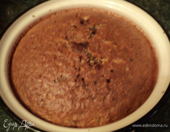 Ставим кастрюльку на водяную баню в форму большего размера, на 2/3 заполненную горячей водой. Запекаем в духовке при температуре 160 градусов 1 час.
Готовый торт достаем из духовки, даем остыть до комнатной температуры, не вынимая из формы, и ставим в холодильник на 5-6 часов (лучше на ночь).
