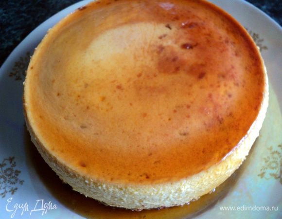 Затем опускаем форму с тортом в горячую воду, чтобы карамель слегка подтаяла  и, накрыв тарелкой, переворачиваем торт. На дне формы может остаться растворенная карамель, ее можно подлить под торт.
