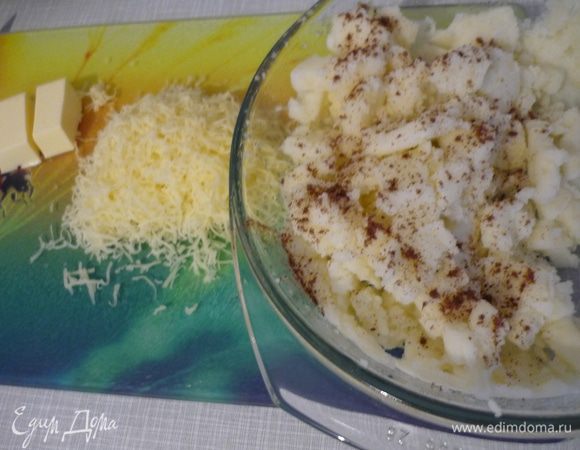 Картофель и сельдерей отварить в подсоленной воде до готовности. Воду слить, овощи размять, добавить сыр, сливочное масло и мускатный орех.