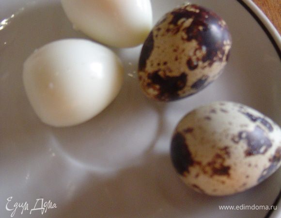 Первым делом отвариваем перепелиные яйца, очищаем.
Булку замачиваем в теплом молоке.
К фаршу добавляем размоченную булку(не отжимаем), специи и подсаливаем соевым соусом, тщательно вымешиваем.
Формы смазываем маслом(при использовании силиконовых форм смазывать не надо), заполняем до половины фаршем, затем в центр помещаем перепелиное яйцо и слегка его вдавливаем, сверху заполняем фаршем.
Запекаем около получаса при температуре 200 гр.
Такие маффины могут служить основным блюдом, а также можно подавать в качестве горячей закуски.
Приятного аппетита!