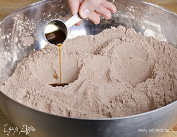 В одно маленькое углубление вливаем экстракт ванили.