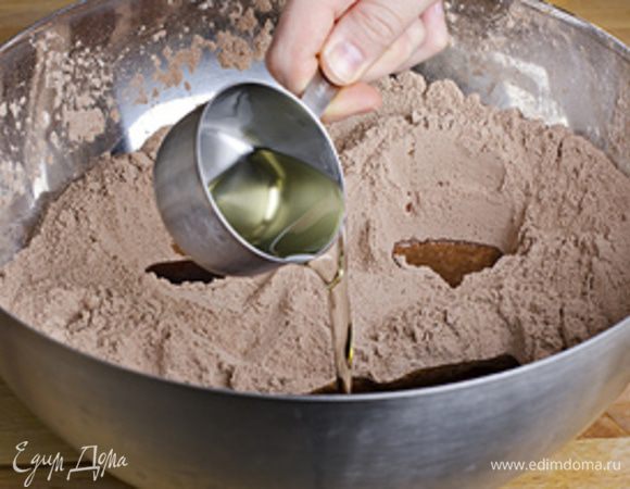 В большое углубление вливаем масло.