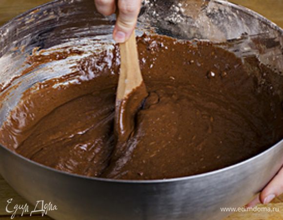 Интенсивно перемешиваем все вместе. Не стесняемся перемешивать массу тщательно, это поможет лучшему образованию глютена, за счет него наши кексы не будут разваливаться.