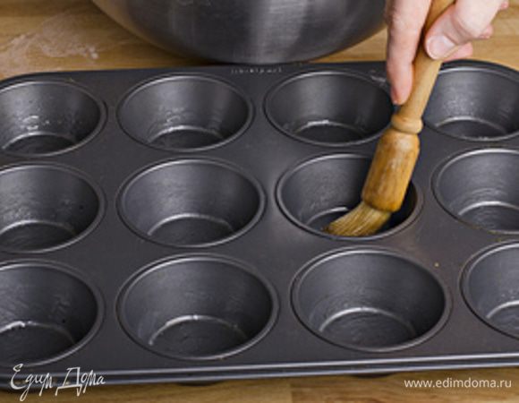 Смазываем формы растительным маслом.