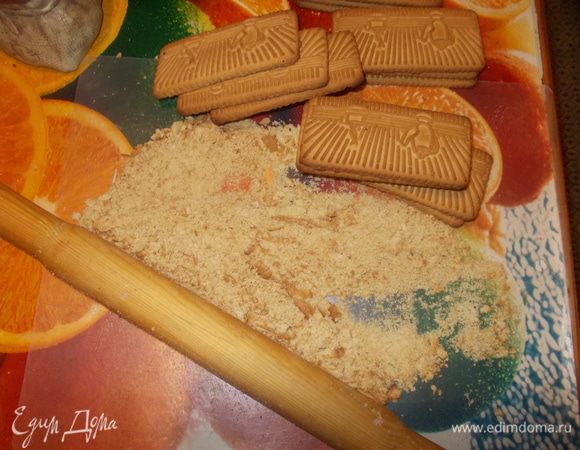 Печенье раскрошить скалкой.