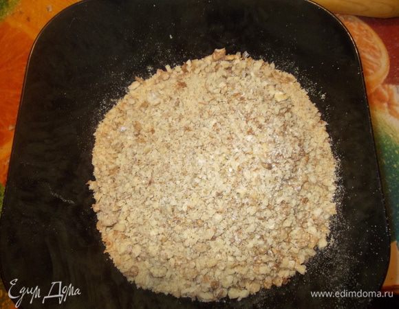 крошки из печенья и орешки соединить