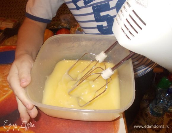взбить сливочное масло,добавить сгущенку и и растопленный шоколад.Полученный крем убрать в холодильник на час.