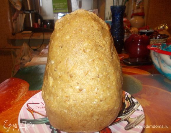 в крошку из печенья и орешков по чуть-чуть добавлять охлажденный крем и замесить,из него нужно слепить большое яйцо,поставить на тарелку и убрать в холодильник на час.