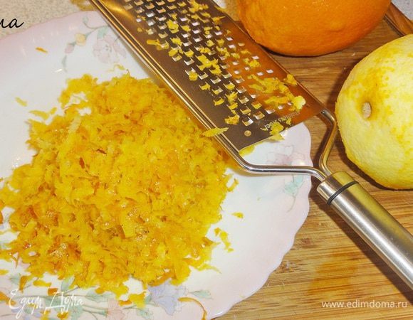 С лимона и апельсина снять цедру.