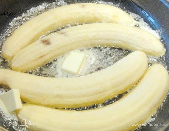 Половинки бананов поджарьте на сливочном масле с обеих сторон.