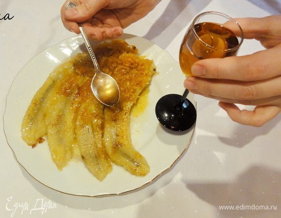 Есть и второй способ. Выкладываете соус на бананы, а затем поливаете коньяком...