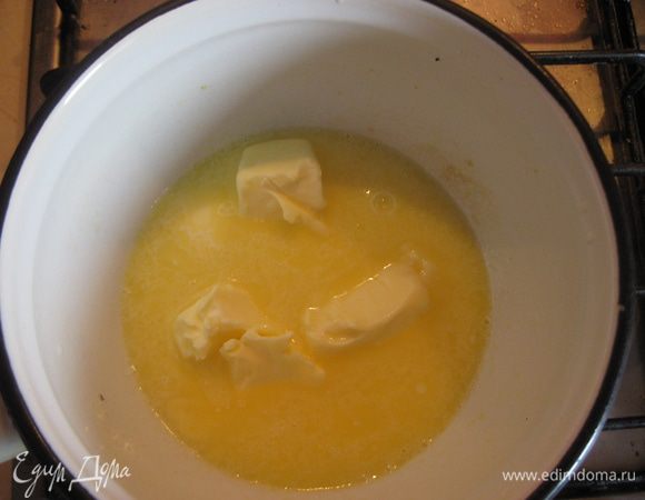 Молоко подогреваем в сотейнике, кладем к нему сливочное масло, помешиваем до полного растопления масла, даем смеси немного остыть.