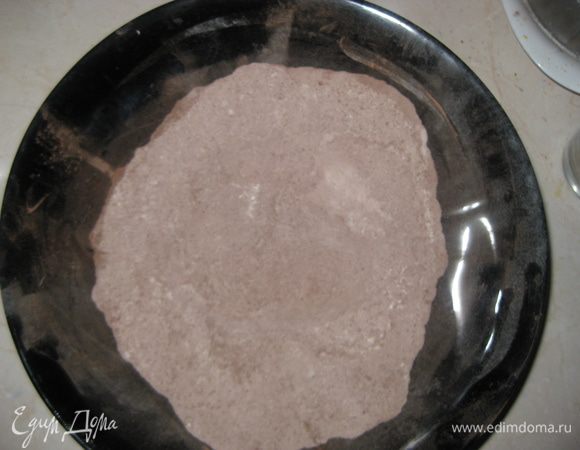 Муку, какао, разрыхлитель просеиваем и перемешиваем, добавляем щепотку соли.