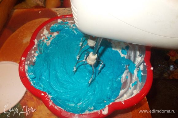 Пока торт-яйцо охлаждается,сделаем голубой крем:взбить сливки с сахарной пудрой,отдельно взбить крем-сыр,соединить эти две массы и перемешать,1\4 часть крема отложить и убрать в холодильник на 40 минут,а к остальной добавить синюю пищевую краску и взбить пока крем не станет равномерно синим и убрать в холодильник на 40 минут