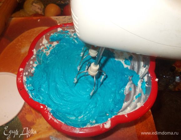 Пока торт-яйцо охлаждается,сделаем голубой крем:взбить сливки с сахарной пудрой,отдельно взбить крем-сыр,соединить эти две массы и перемешать,1\4 часть крема отложить и убрать в холодильник на 40 минут,а к остальной добавить синюю пищевую краску и взбить пока крем не станет равномерно синим и убрать в холодильник на 40 минут