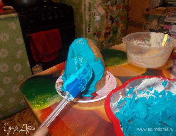 достать яйцо из холодильника и покрыть синим кремом.