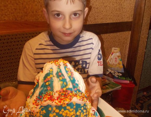 осталось торт украсить белым кремом,кондитерскими посыпками,сынуля очень старался.)