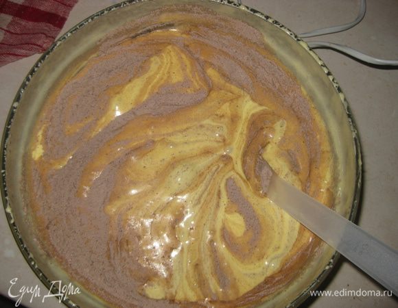 Осторожно вводим в яичную смесь 1/3 молочно-масляной смеси, 1/3 смеси муки и какао,размешиваем, потом опять масляно-молочную смесь, муку с какао, и опять по 1/3 обоих смесий. 