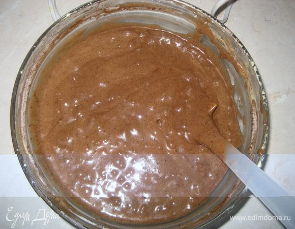 Осторожно вымешиваем тесто, чтобы яичная смесь не осела. Если правильно введете продукты, то бисквит хорошо поднимется и не осядет после выпечки.