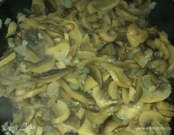 Лук нашинковать, обжарить на сковороде с маслом, добавить шампиньоны, обжарить до готовности.