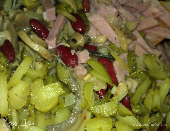 Ветчину , соленые огурчики, свежий огурец или кислое яблоко порезать соломкой. 