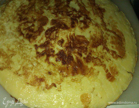 Яйца взбить, смешать с молоком, добавить муки.
Перемешать до исчезновения комочков.
Вылить  раскаленную сковороду. Обжарить яичный блин с двух сторон.
