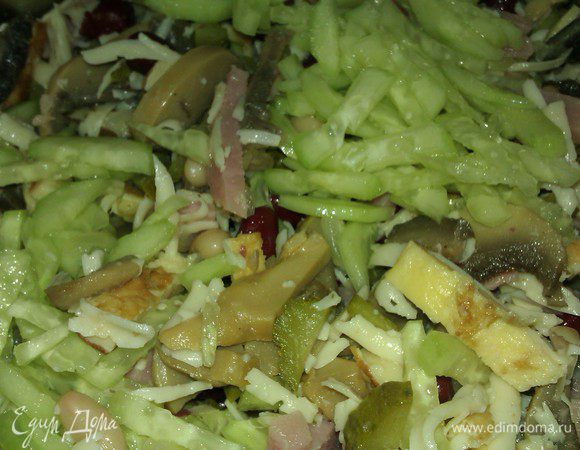 Сыр натереть на терке. Всё перемешать.