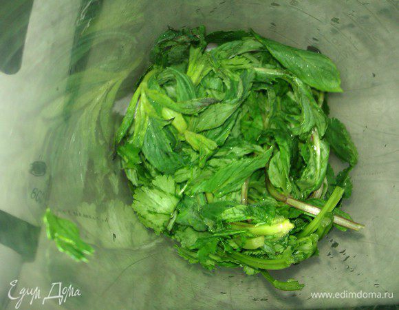 Процесс приготовления соуса не фоткала. Там надо постоянно помешивать, а то комки пойдут… А потом он готовился в 5 утра. Уже не до этого было… Из фотографий только начальный и конечный этап. Извините.

Готовим заправку:
Измельчить чеснок с солью, мятой, кинзой и лимонным соком блендером.
