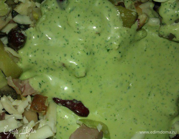 Муку слегка обжарить на сковороде( ПОСТОЯННО ПОМЕШИВАТЬ, А ТО ПОДГОРИТ И БУДЕТ ВСЁ ИСПОРЧЕНО!) без масла до кремового цвета. Затем остудить и всыпать её в посуду с водой и хорошо размешать. Добавить горчицу. Размешать.
С этого момента соус постоянно помешивать!
На сковороде чуть растопить масло и добавить разведенную муку с горчицей. Быстро мешая нагревать до густоты, при этом подливать еще водичку, а то густеет на глазах. Соус получается густой и нежного кремового цвета. Добавить сметану. Еще греть на огне минуы 3-4.
Затем постепенно влить сливки. Довести почти до кипения. Снять с огня.
В готовый соус добавить чесночно-мятную смесь и размешать всё. Накрыть крышкой и дать постоять до остывания.

Заправка готова.

Заправляем салат. По желанию добавить сухарики.
