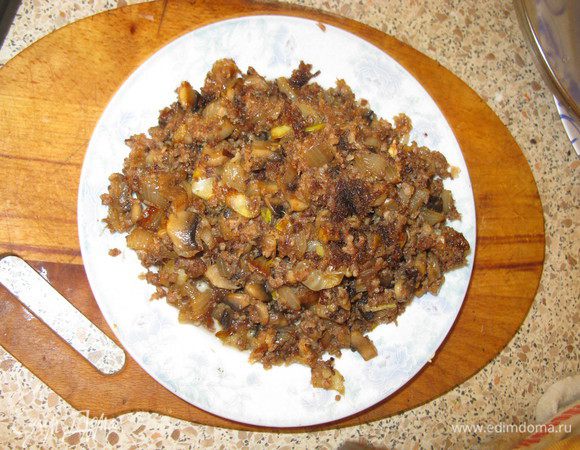 Поджарить лук,потом добавить грибы,обжаривать до готовности, это быстро, минут 5, посолить, добавить варёное мясо (перекрученное)по желанию. Остудить