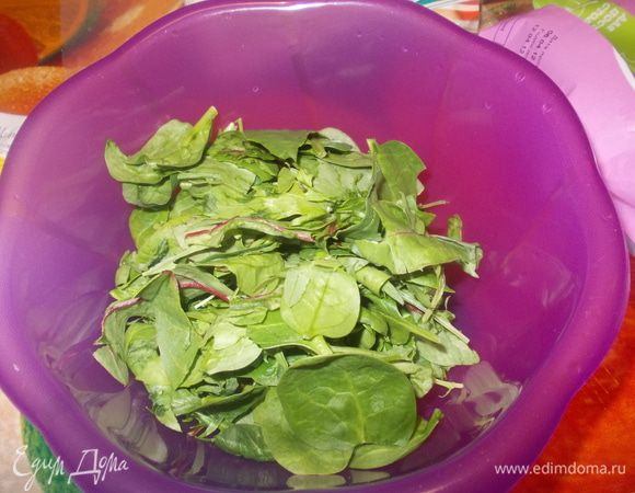 листья салата промыть,обсушить и нарвать руками.
