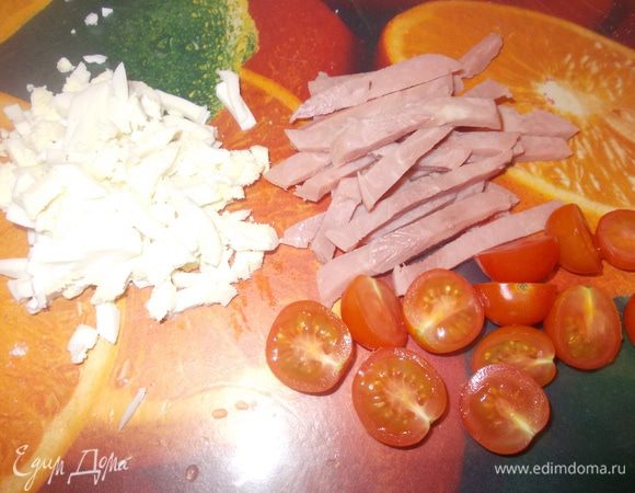 Ветчину нарезать полосками,яйцо кубиками,черри на 2 дольки.