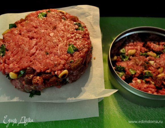 В круглой форме,можно использовать невысокую баночку пластмассовую или любую другую,выложить фарш и разровнять.