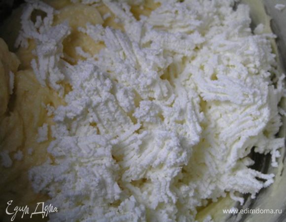 Творог протереть через сито, добавить к основной массе.
